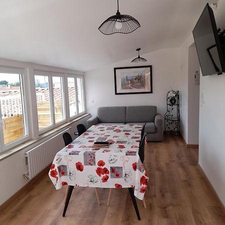 Logement Lumineux Avec Terrasse La Roche-sur-Yon Esterno foto