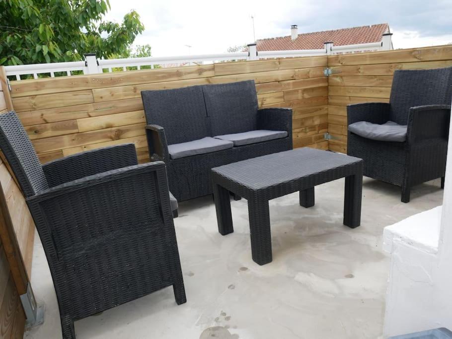 Logement Lumineux Avec Terrasse La Roche-sur-Yon Esterno foto